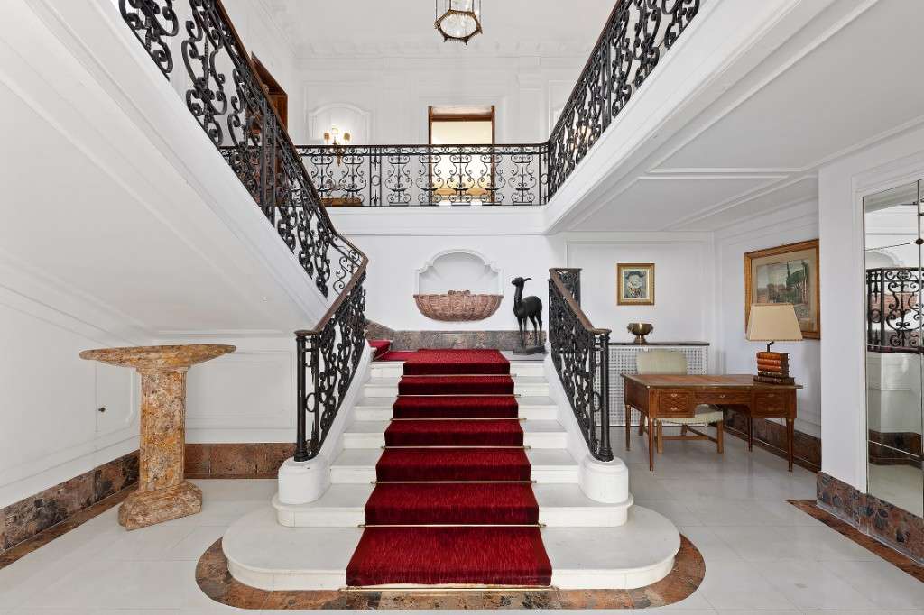 Le hall d'entrée et son escalier de marbre