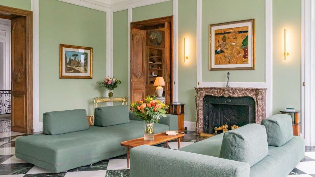 Un salon avec cheminée en marbre