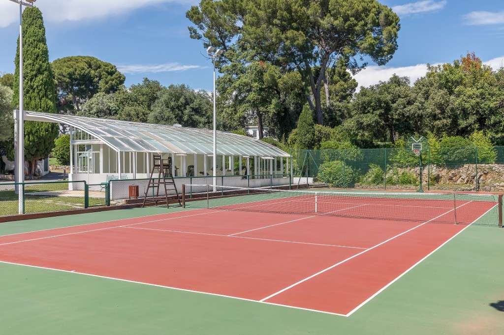 Le court de tennis éclairé